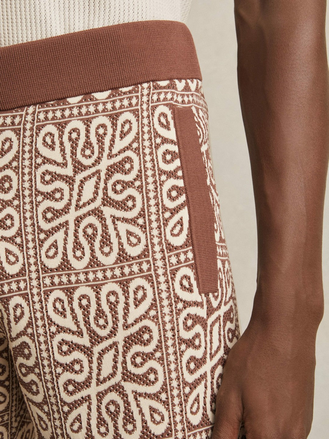 Men Tile Pattern Knit Shorts in Brown/White