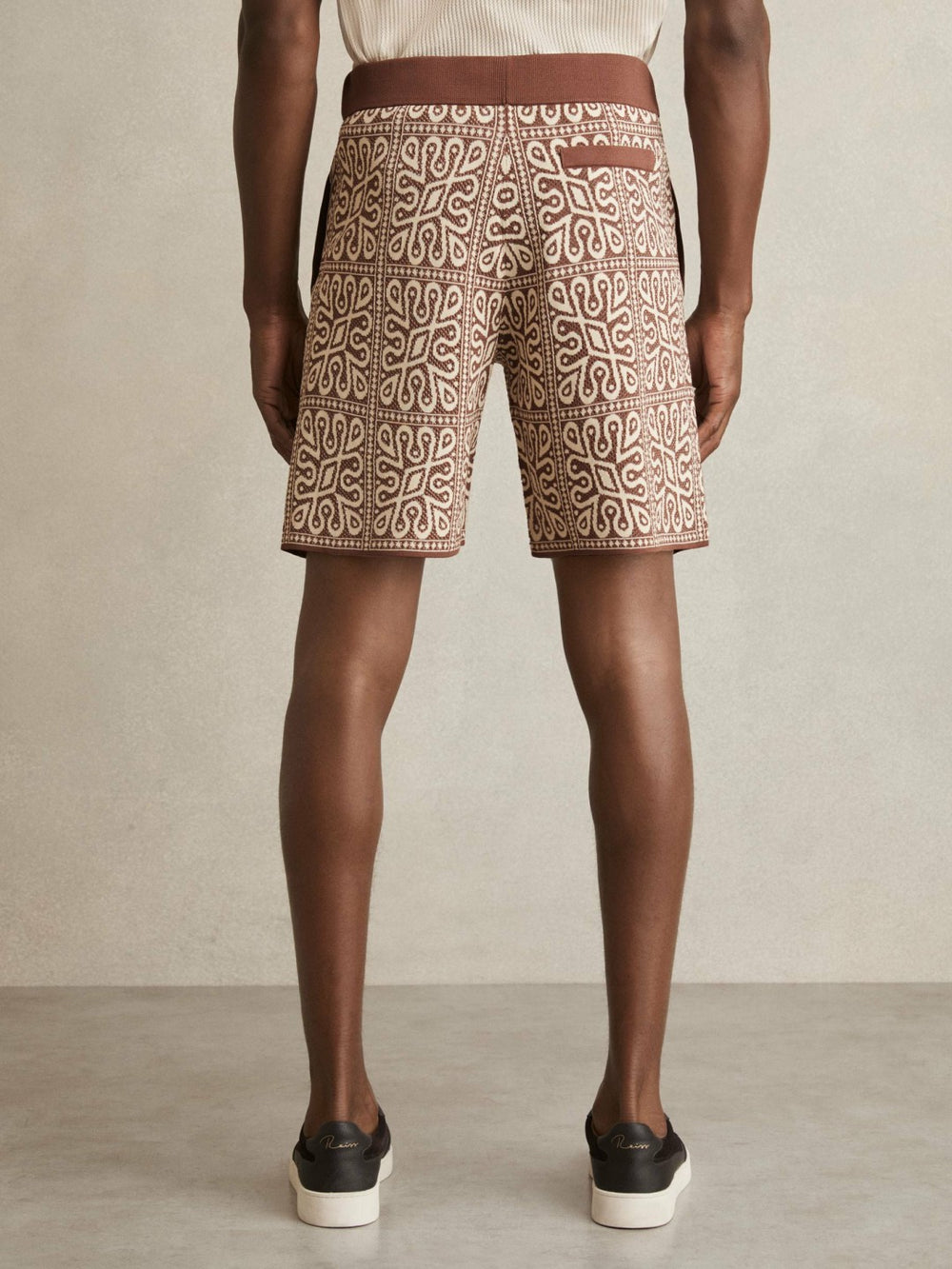 Men Tile Pattern Knit Shorts in Brown/White