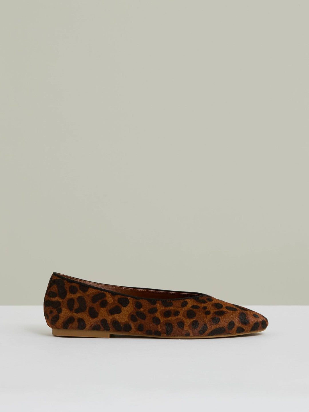 Women Leather Rounded-Point Toe Ballet Flats in Animal