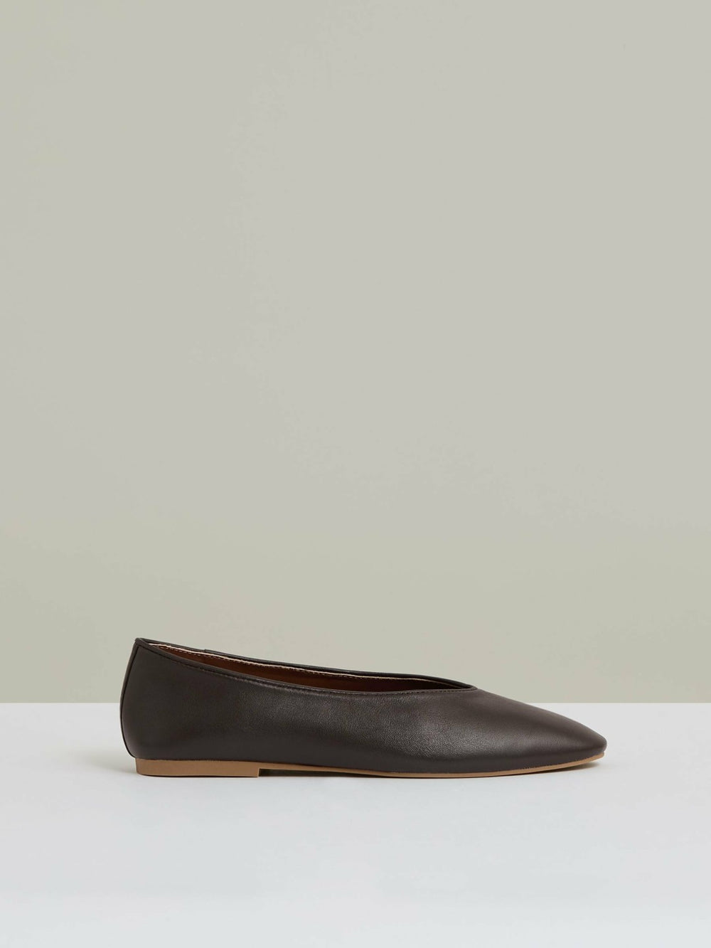 Women Leather Rounded-Point Toe Ballet Flats in Chocolate