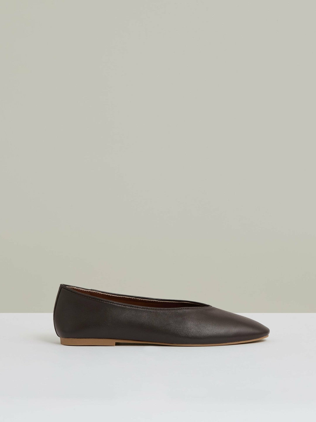 Women Leather Rounded-Point Toe Ballet Flats in Chocolate