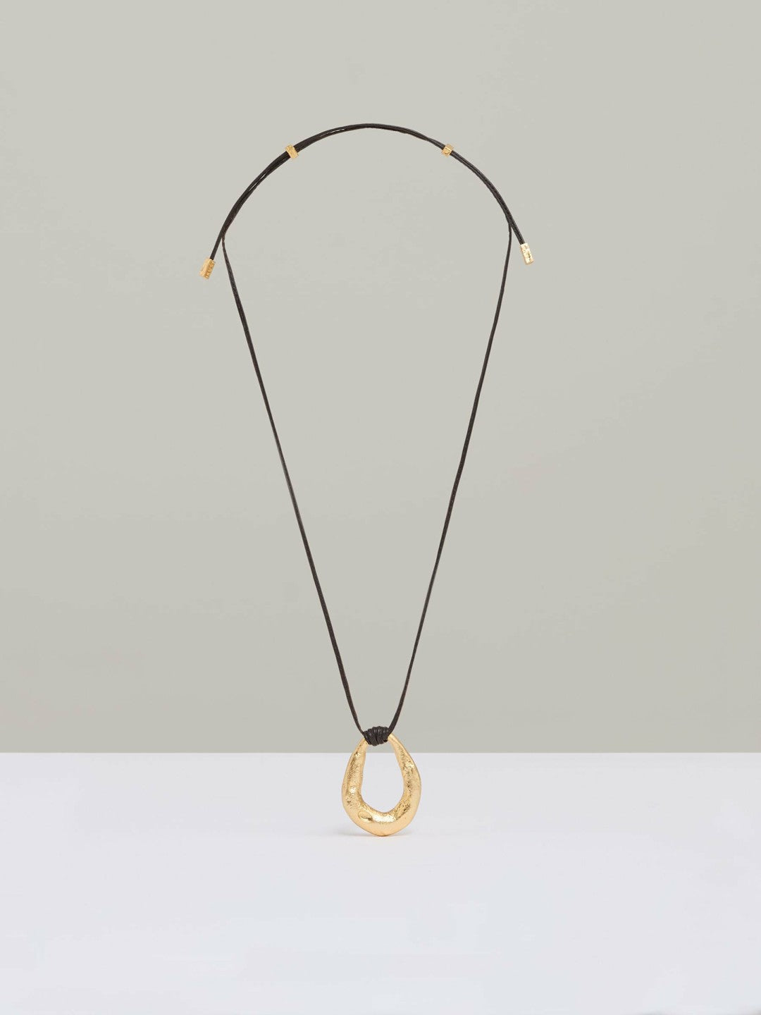 Women Molten Link Pendant Necklace in Gold Tone