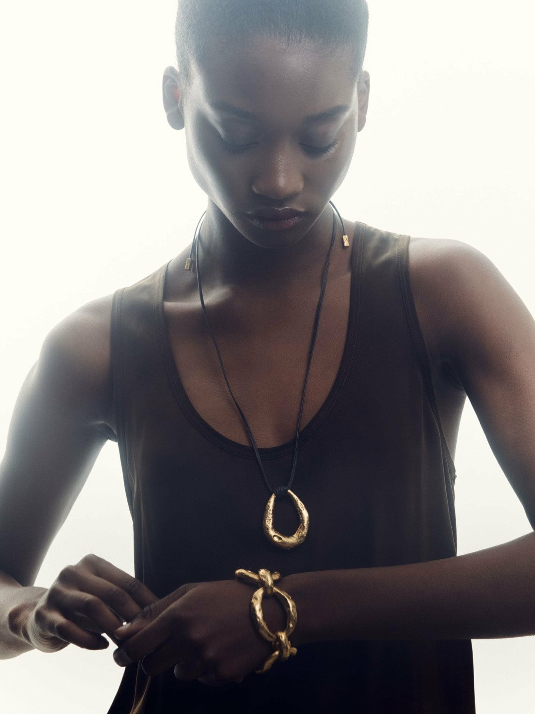 Women Molten Link Pendant Necklace in Gold Tone