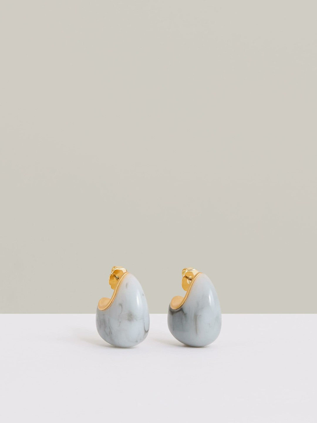 Women Curve Marble Scoop Earrings in Gold Tone