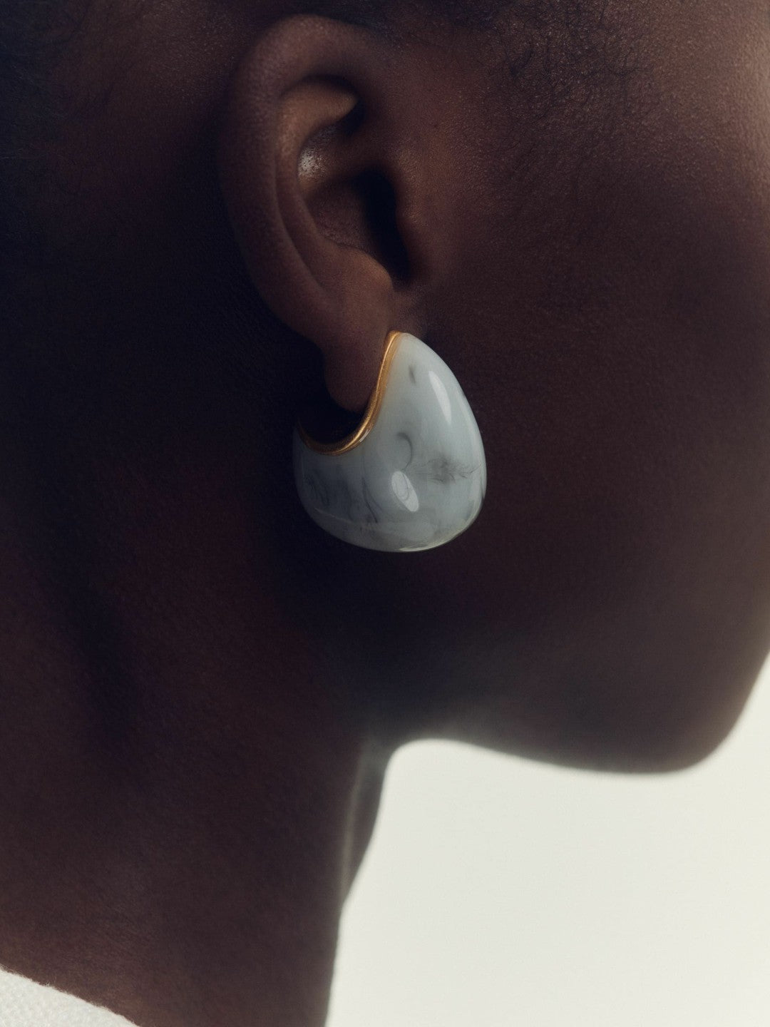 Women Curve Marble Scoop Earrings in Gold Tone