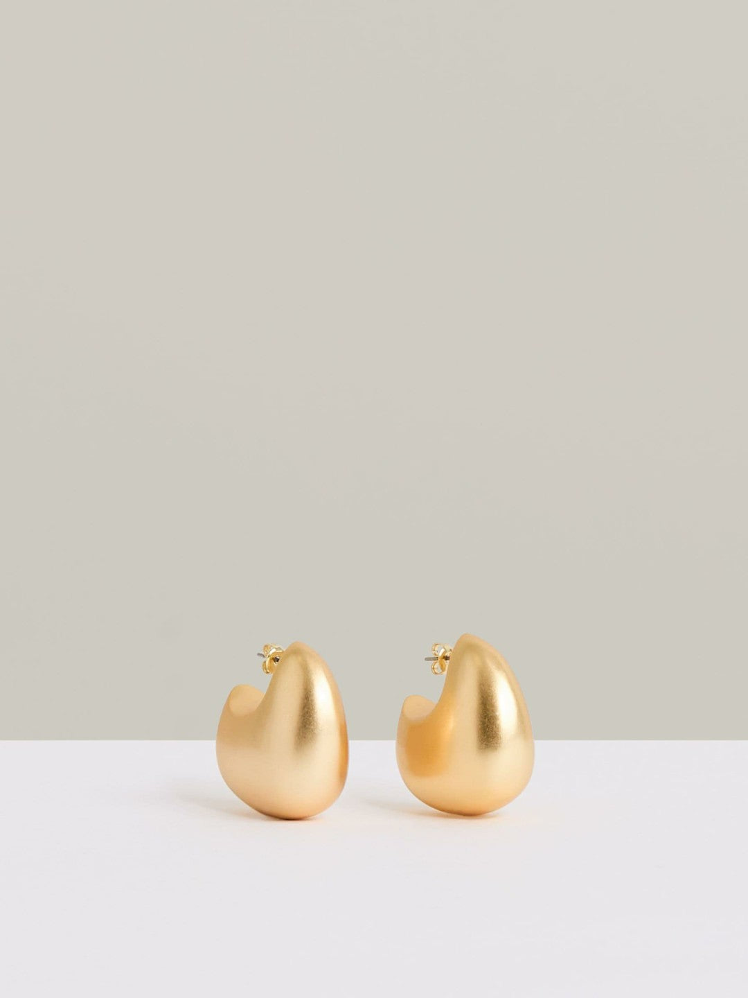 Women Curve Scoop Earrings in Gold Tone