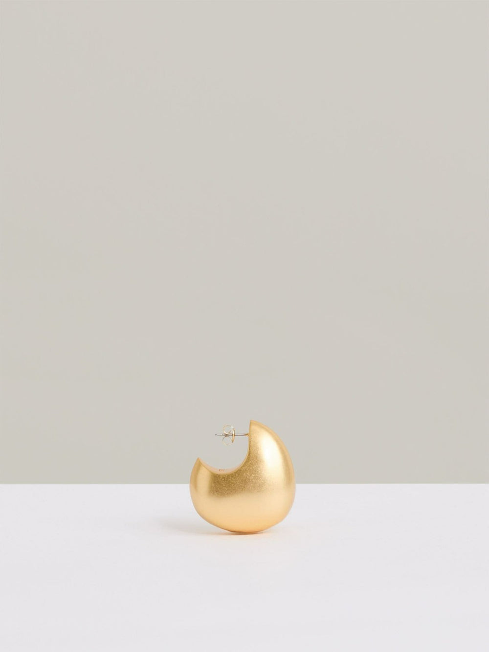 Women Curve Scoop Earrings in Gold Tone