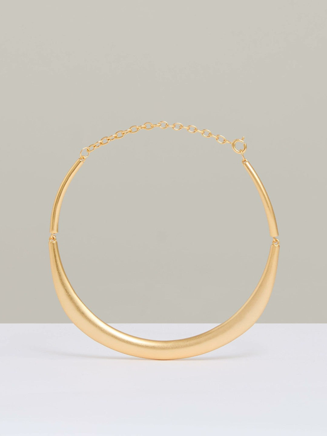 Women Polished Curve Choker in Gold Tone