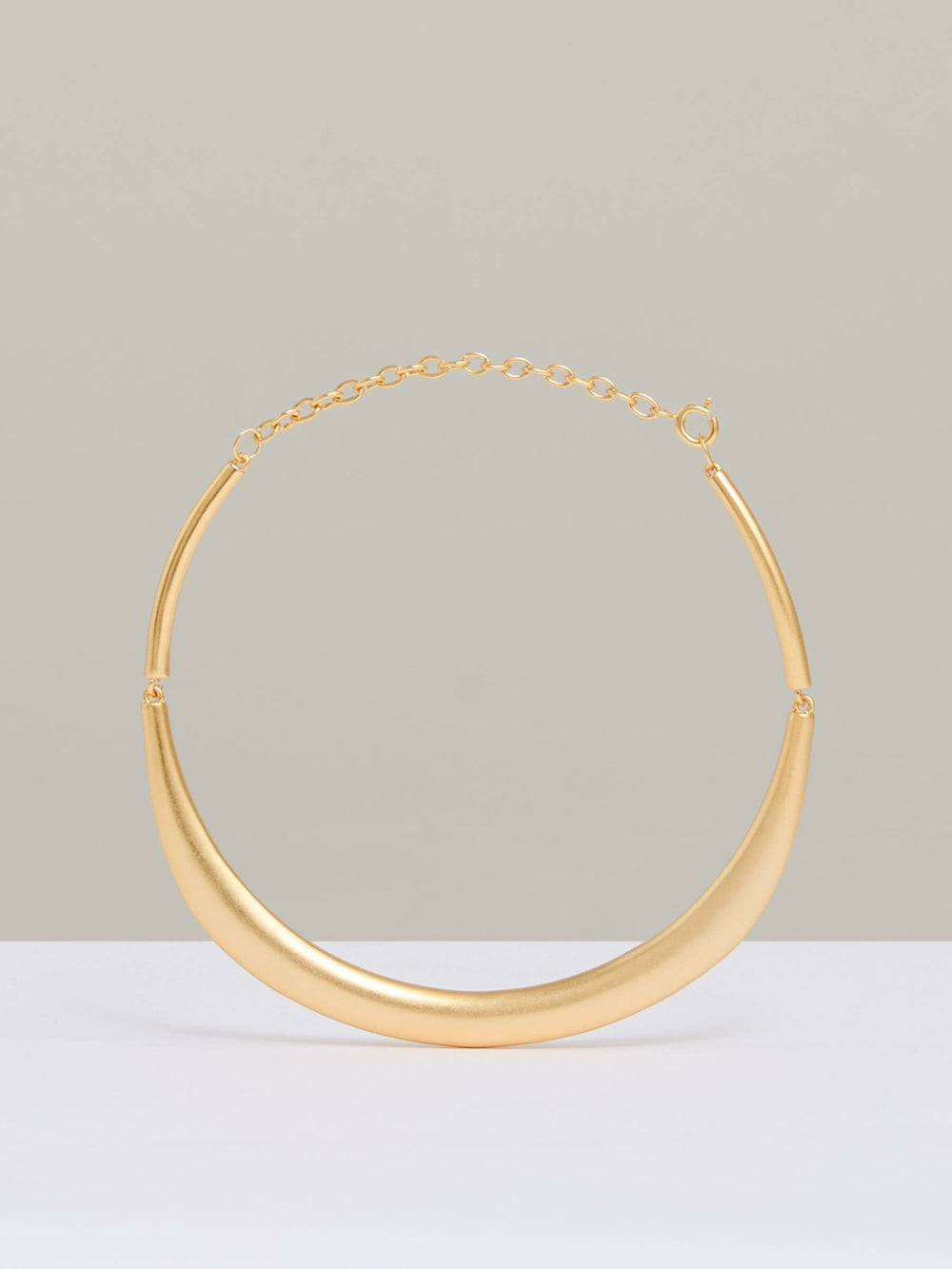Women Polished Curve Choker in Gold Tone
