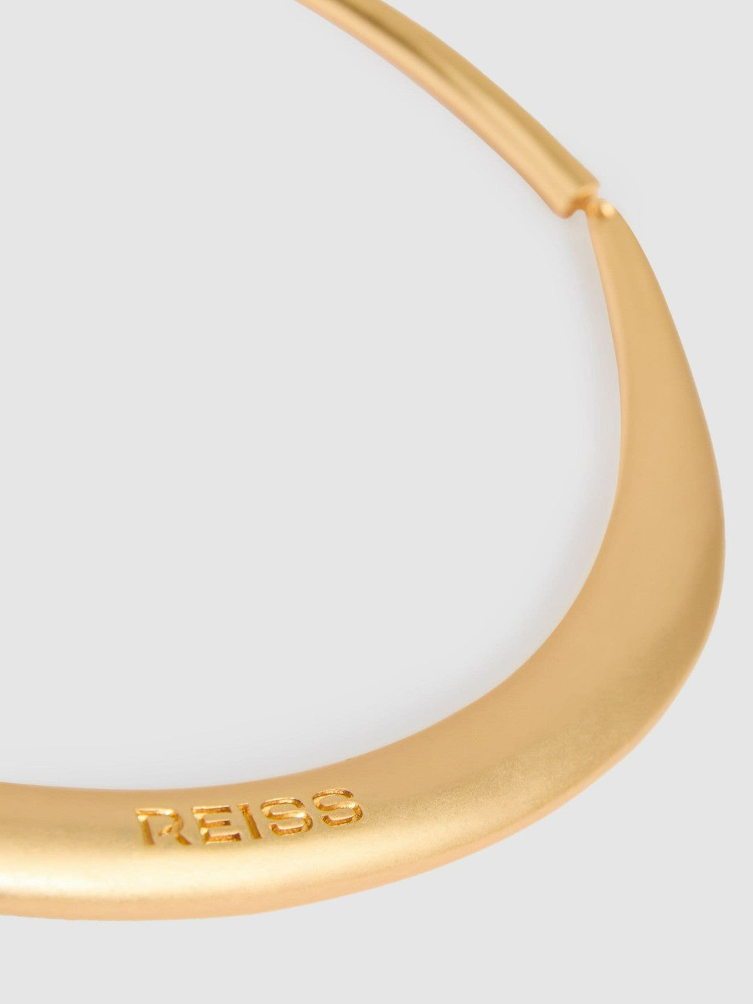 Women Polished Curve Choker in Gold Tone