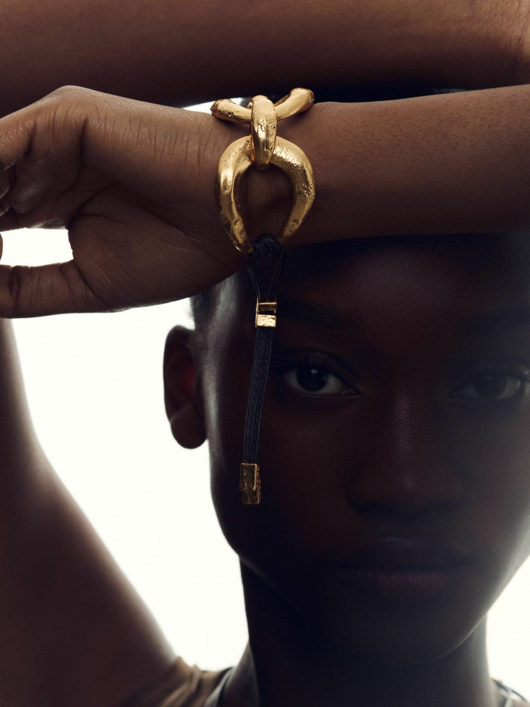 Women Molten Link Bracelet in Gold Tone