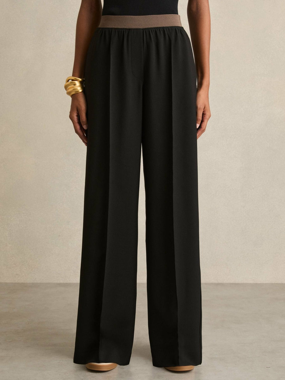 Women Wide-Leg Elasticated-Waist Trousers in Black