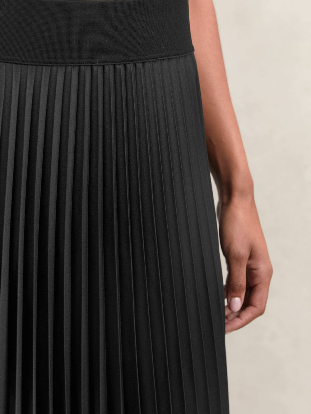 Women Pleated Midi Skirt in Black