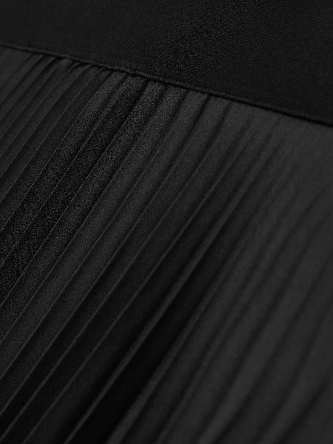 Women Pleated Midi Skirt in Black