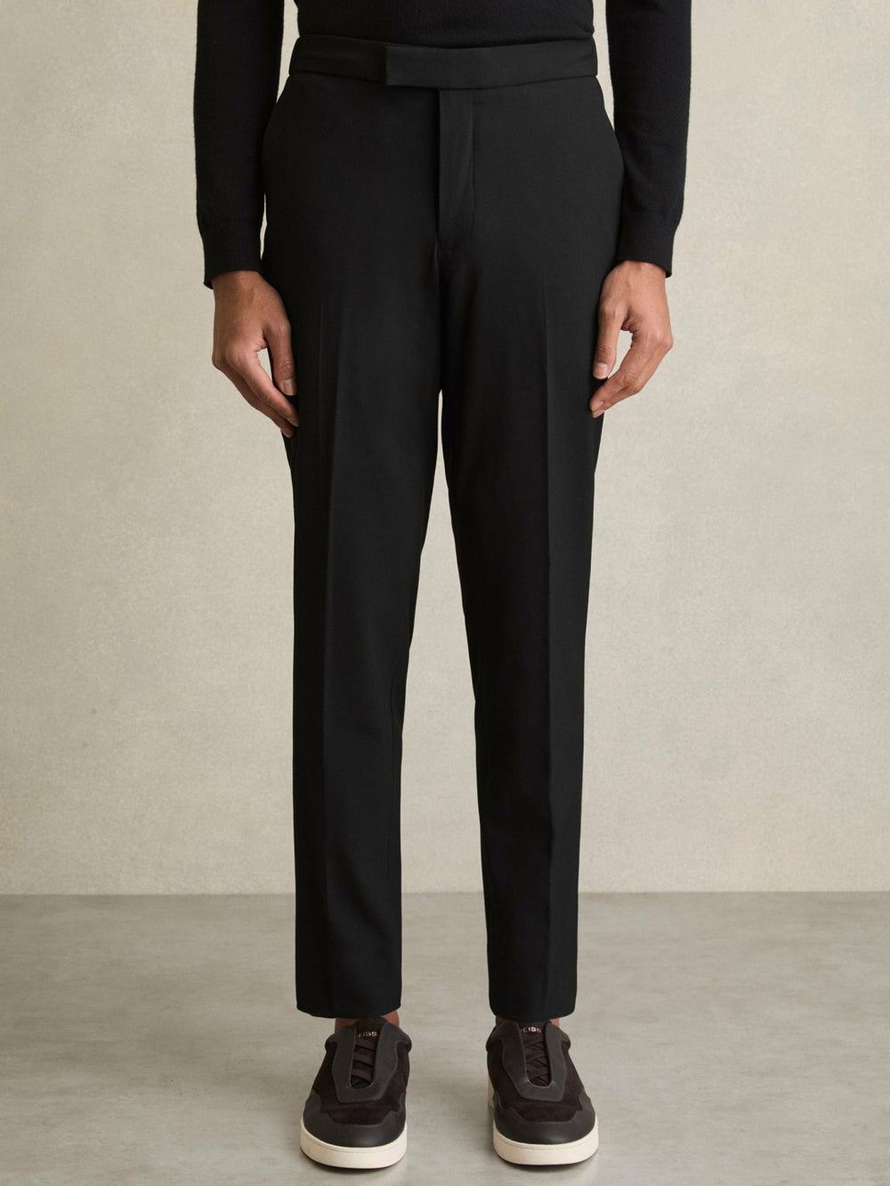 Men Slim-Fit Internal-Drawstring Trousers in Black