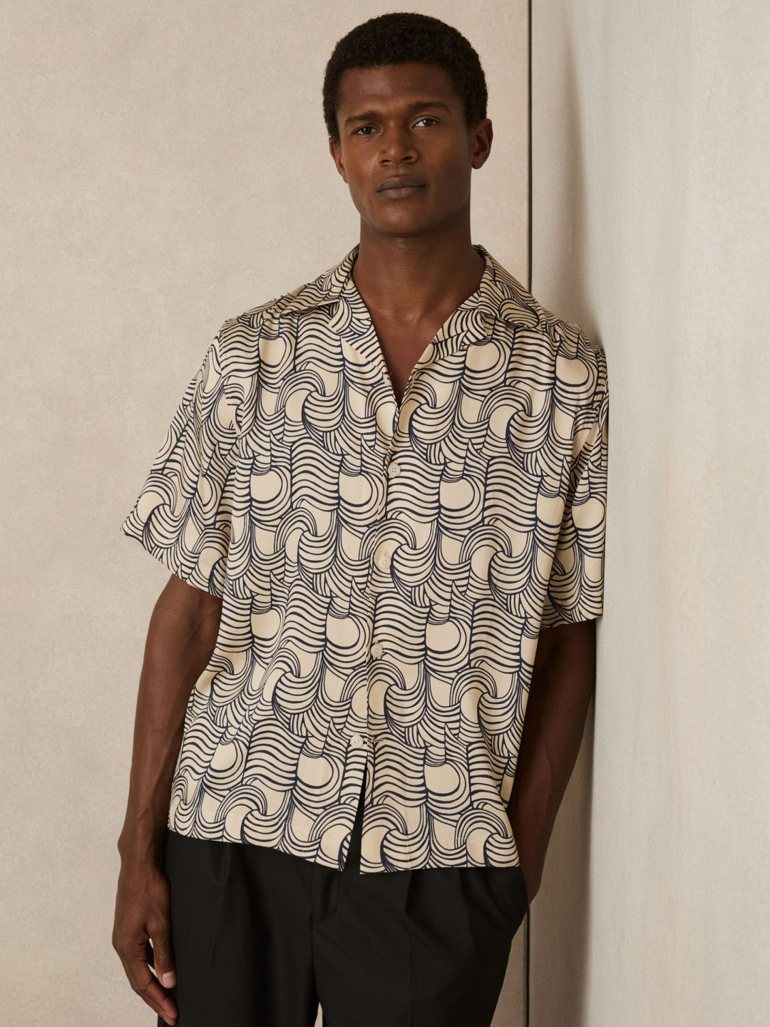 Men Wave Print Cuban Collar Shirt in Off White/Navy