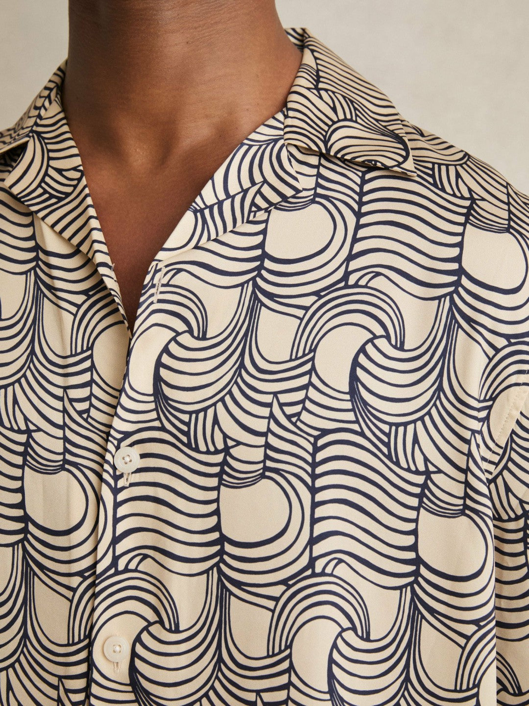 Men Wave Print Cuban Collar Shirt in Off White/Navy