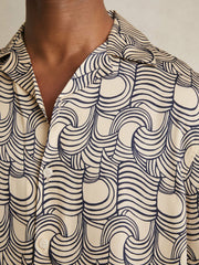 Men Wave Print Cuban Collar Shirt in Off White/Navy