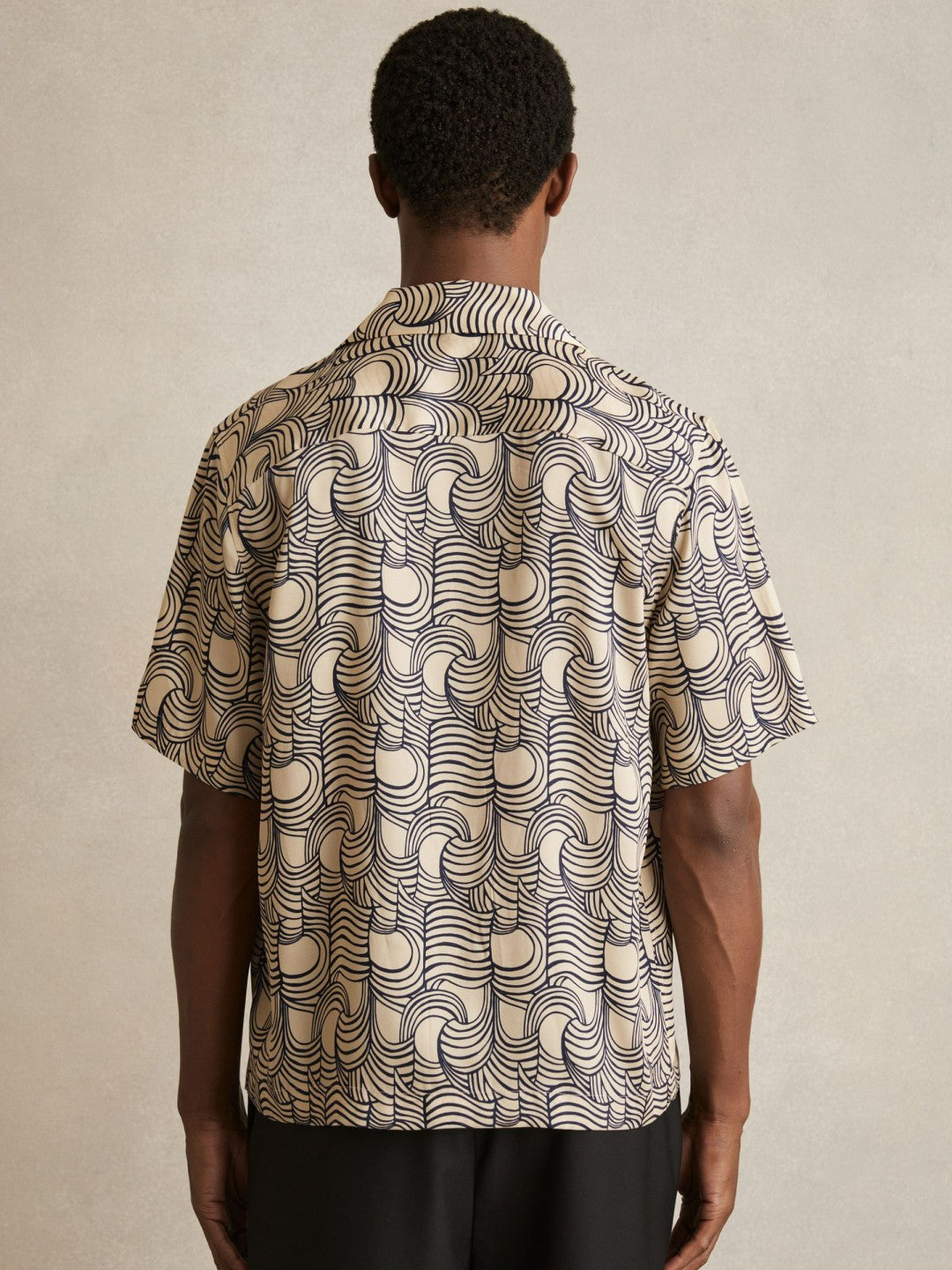 Men Wave Print Cuban Collar Shirt in Off White/Navy