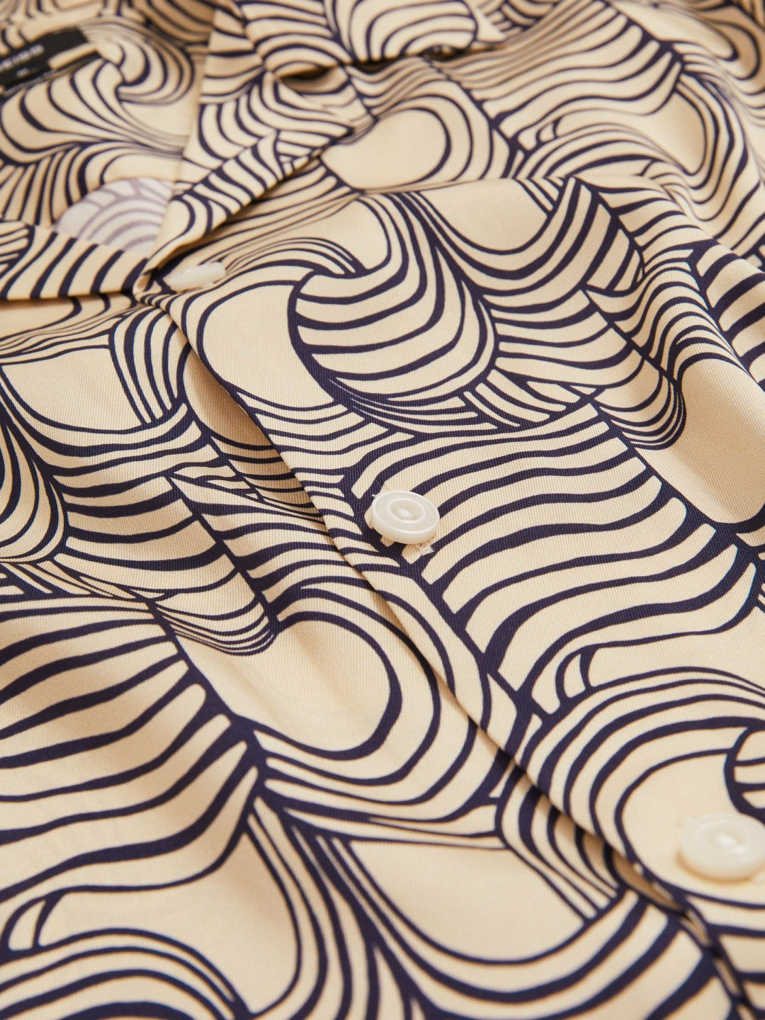 Men Wave Print Cuban Collar Shirt in Off White/Navy