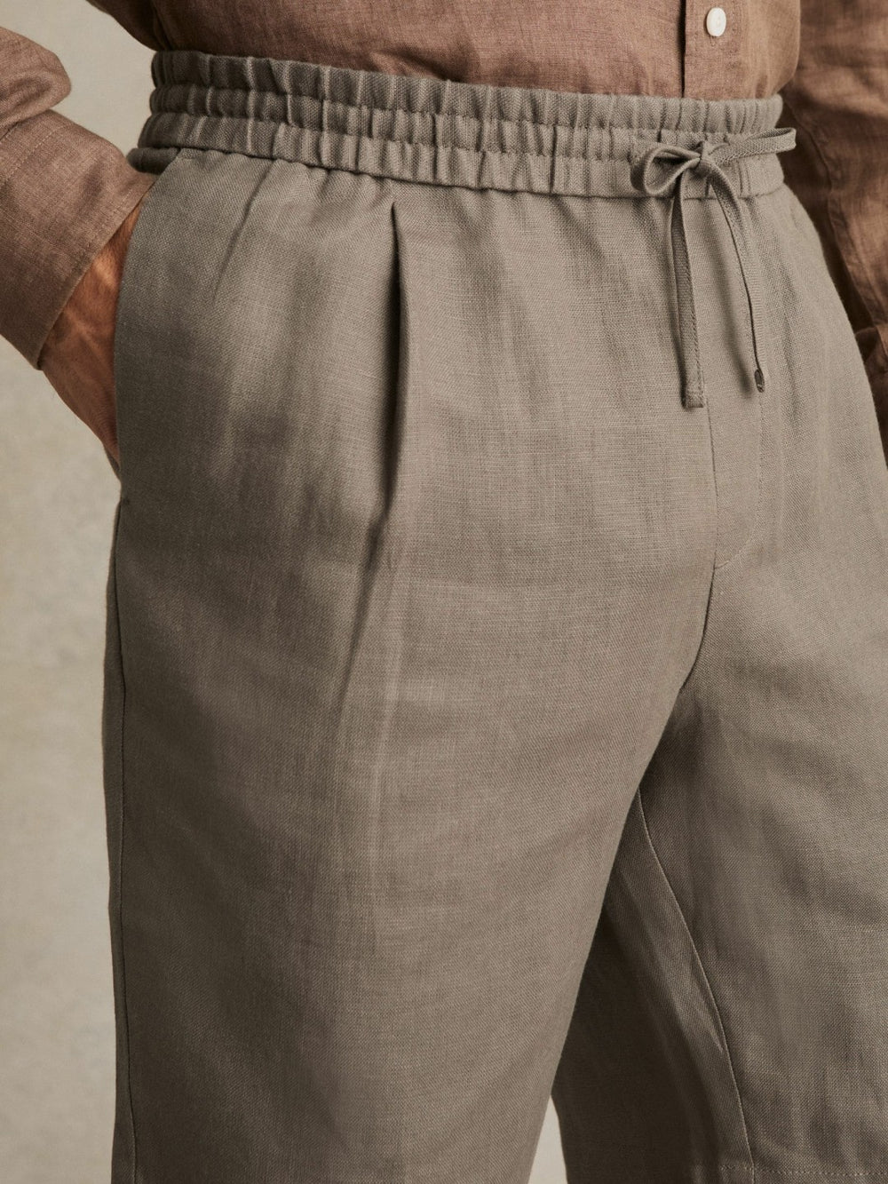 Men Linen Drawstring Shorts in Mushroom Brown