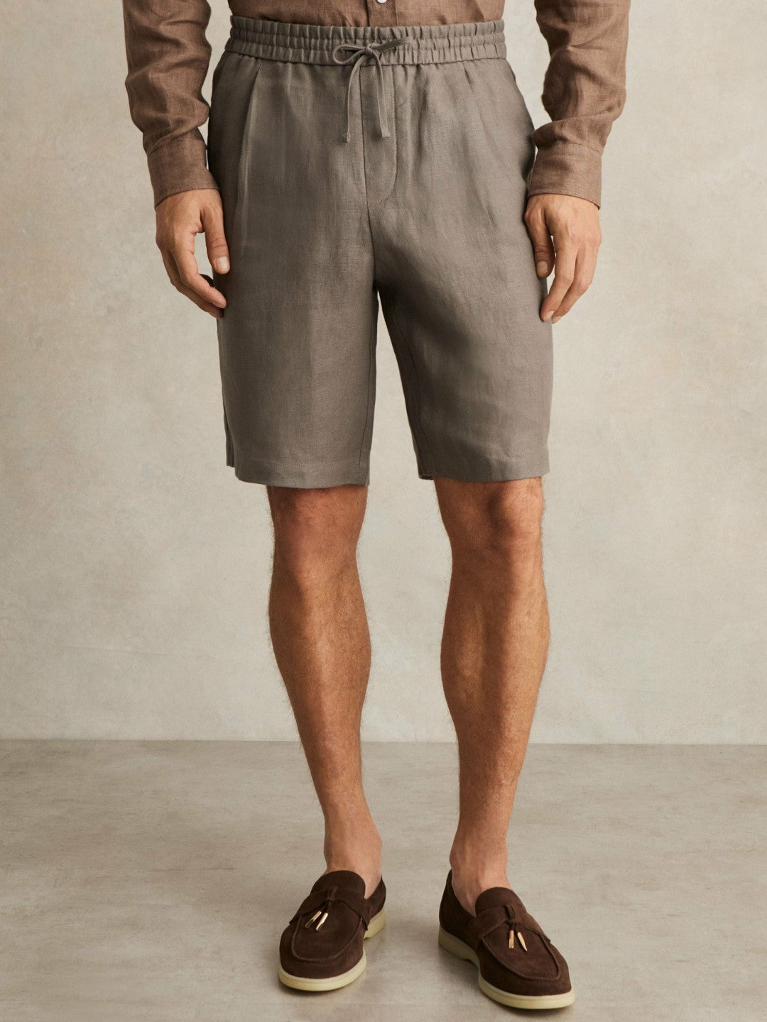 Men Linen Drawstring Shorts in Mushroom Brown