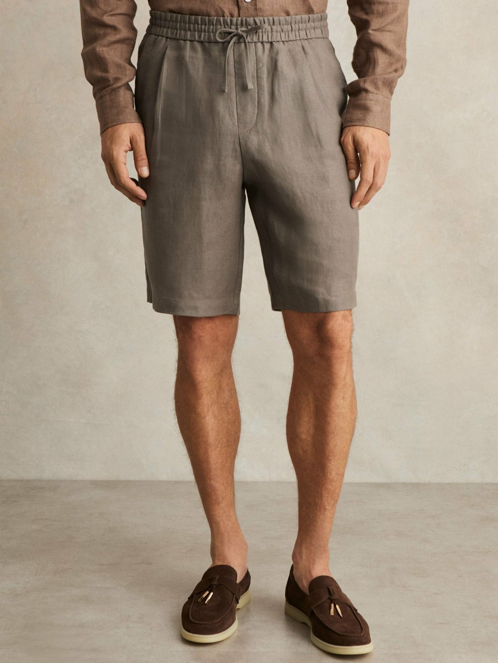 Men Linen Drawstring Shorts in Mushroom Brown