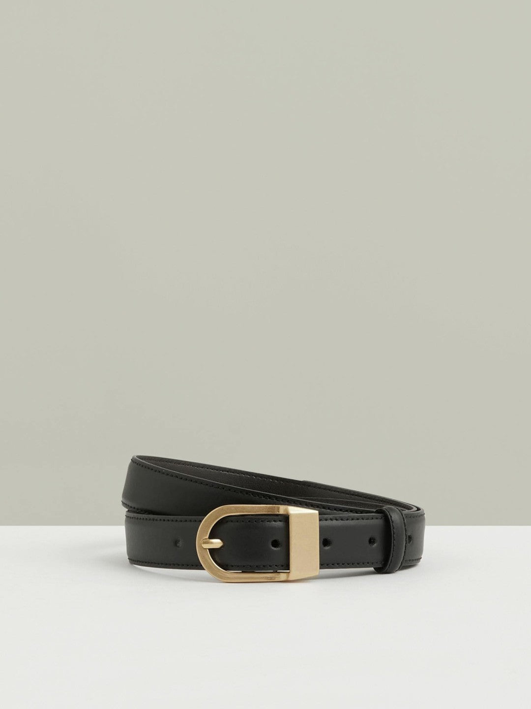 Women Leather Curved-Buckle Belt in Black
