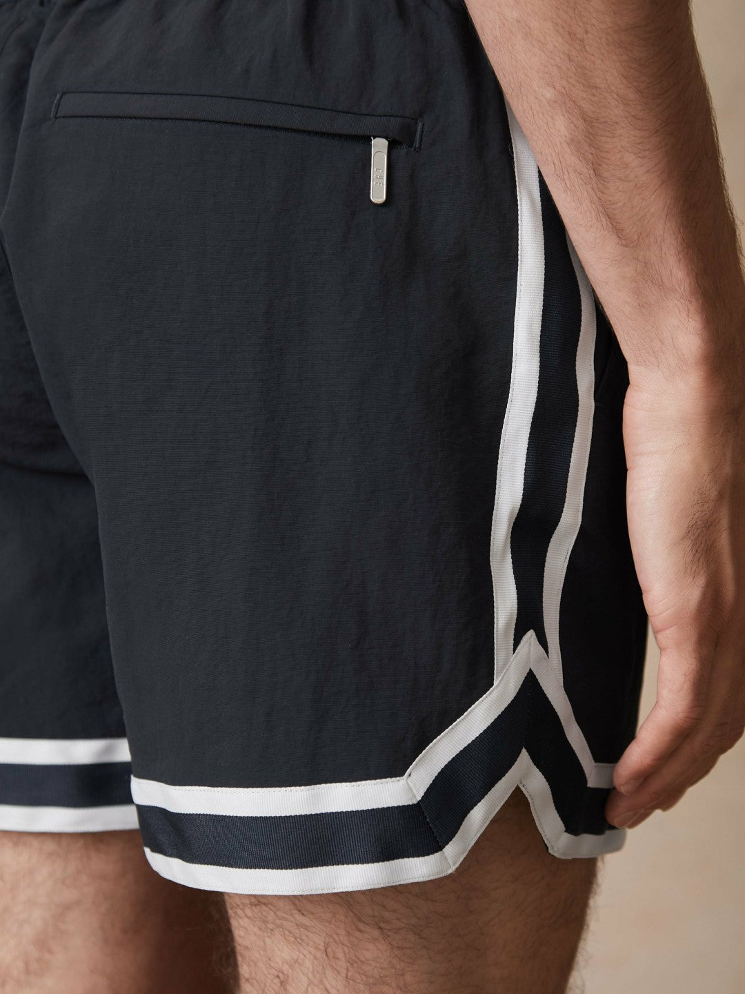 Men | Ché Stripe-Trim Swim Shorts in Navy