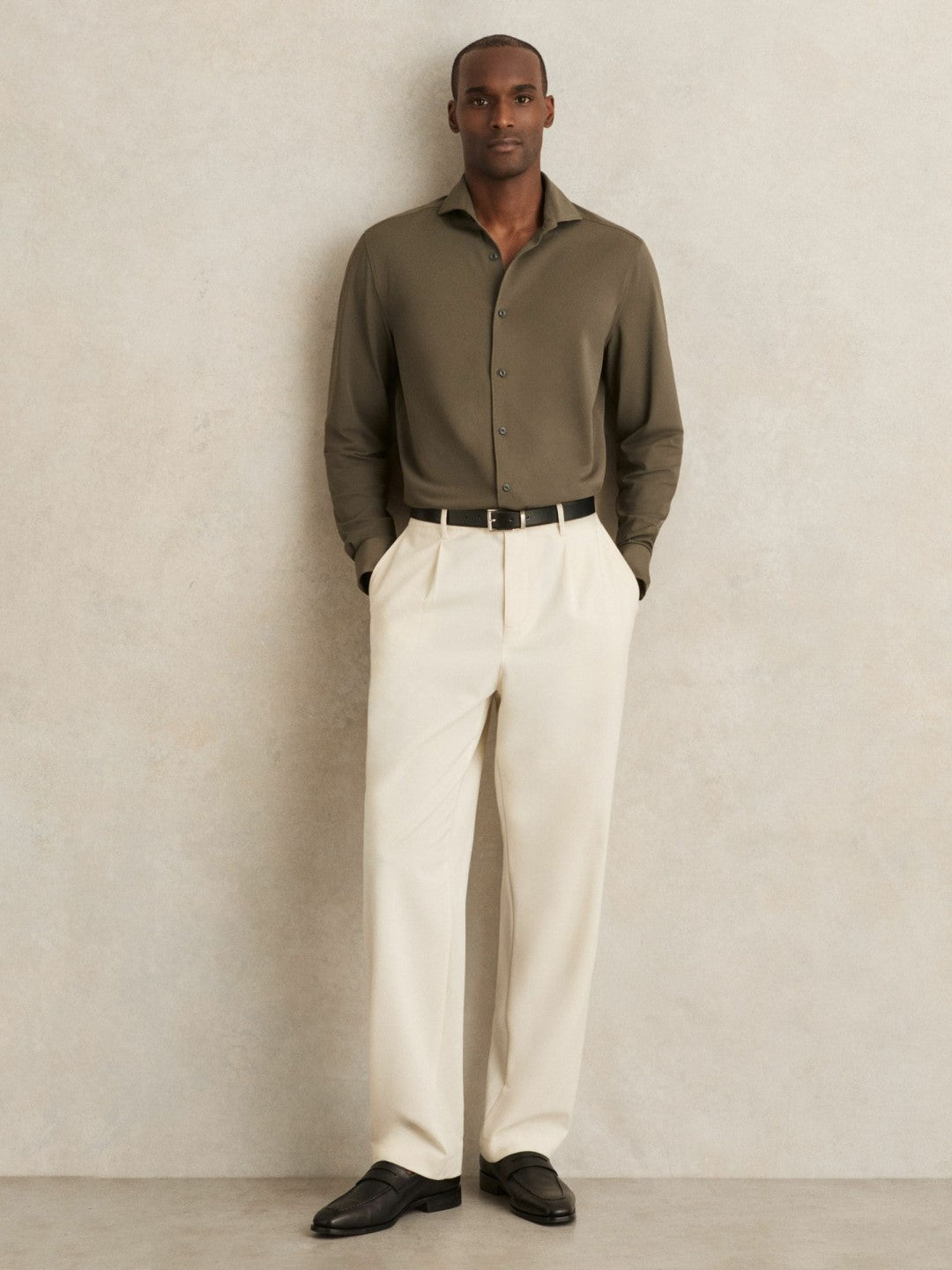 Men Stretch Jersey Cutaway-Collar Shirt in Olive Green