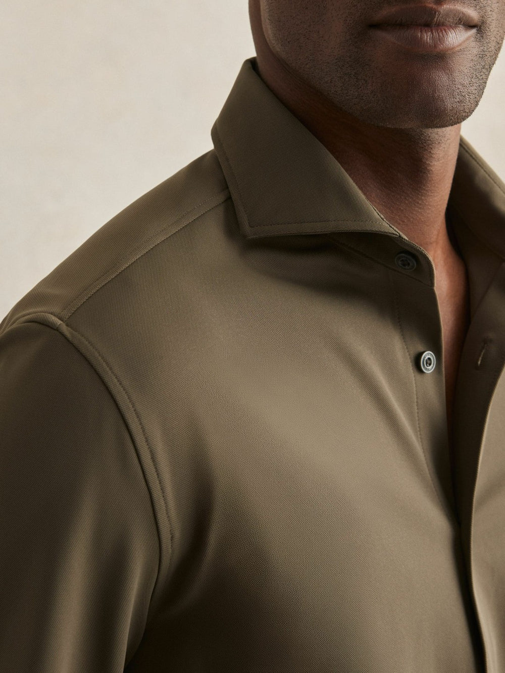 Men Stretch Jersey Cutaway-Collar Shirt in Olive Green