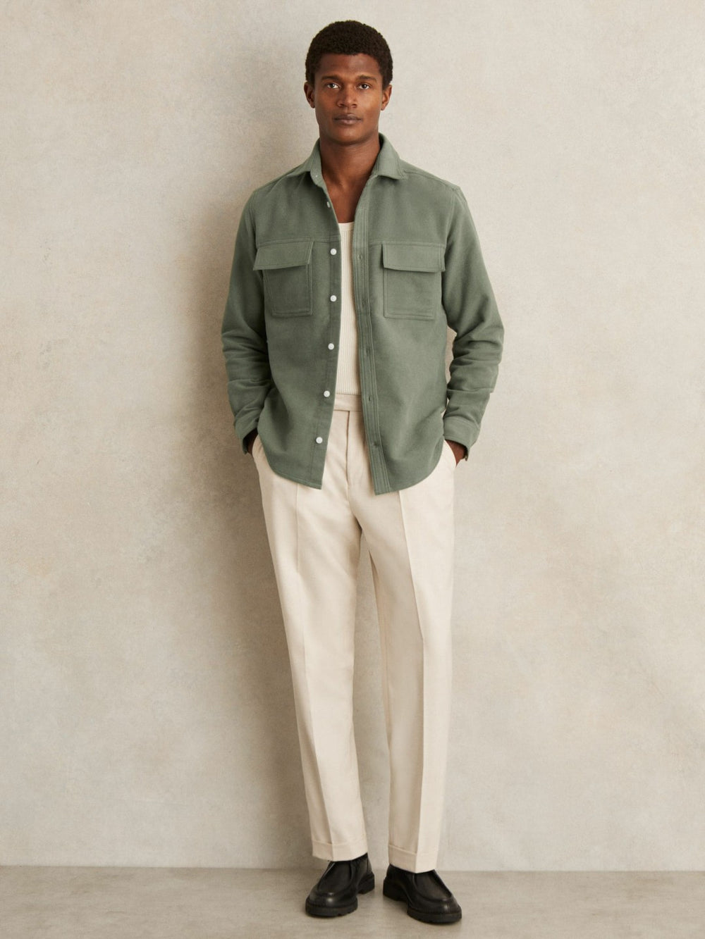 Men Moleskin-Cotton Twin-Pocket Overshirt in Green