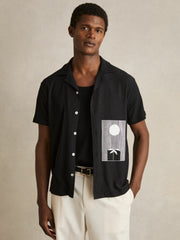 Men Graphic Print Cuban-Collar Shirt in Black
