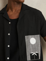 Men Graphic Print Cuban-Collar Shirt in Black