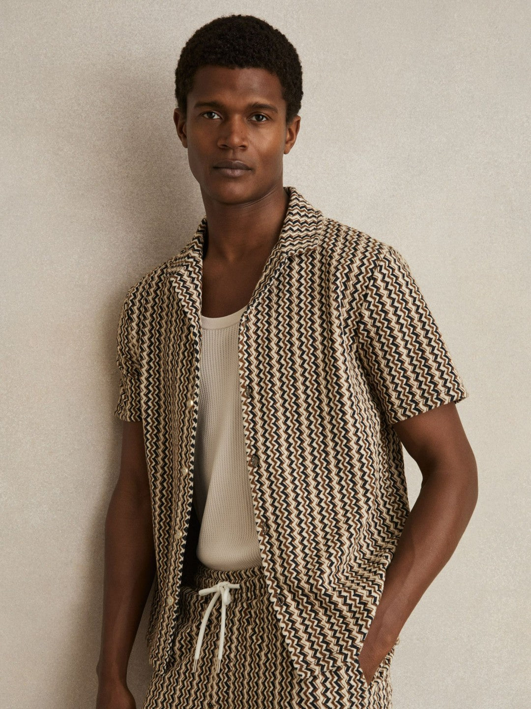 Men Zig-Zag Knit Cuban-Collar Shirt in Tobacco Brown