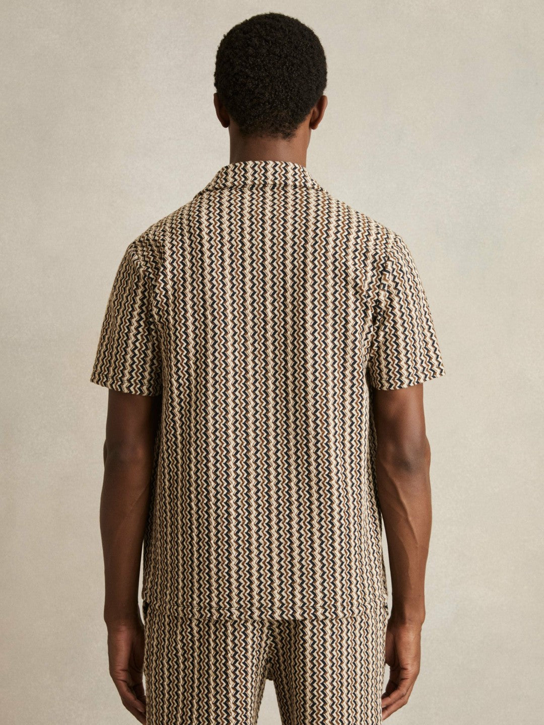 Men Zig-Zag Knit Cuban-Collar Shirt in Tobacco Brown