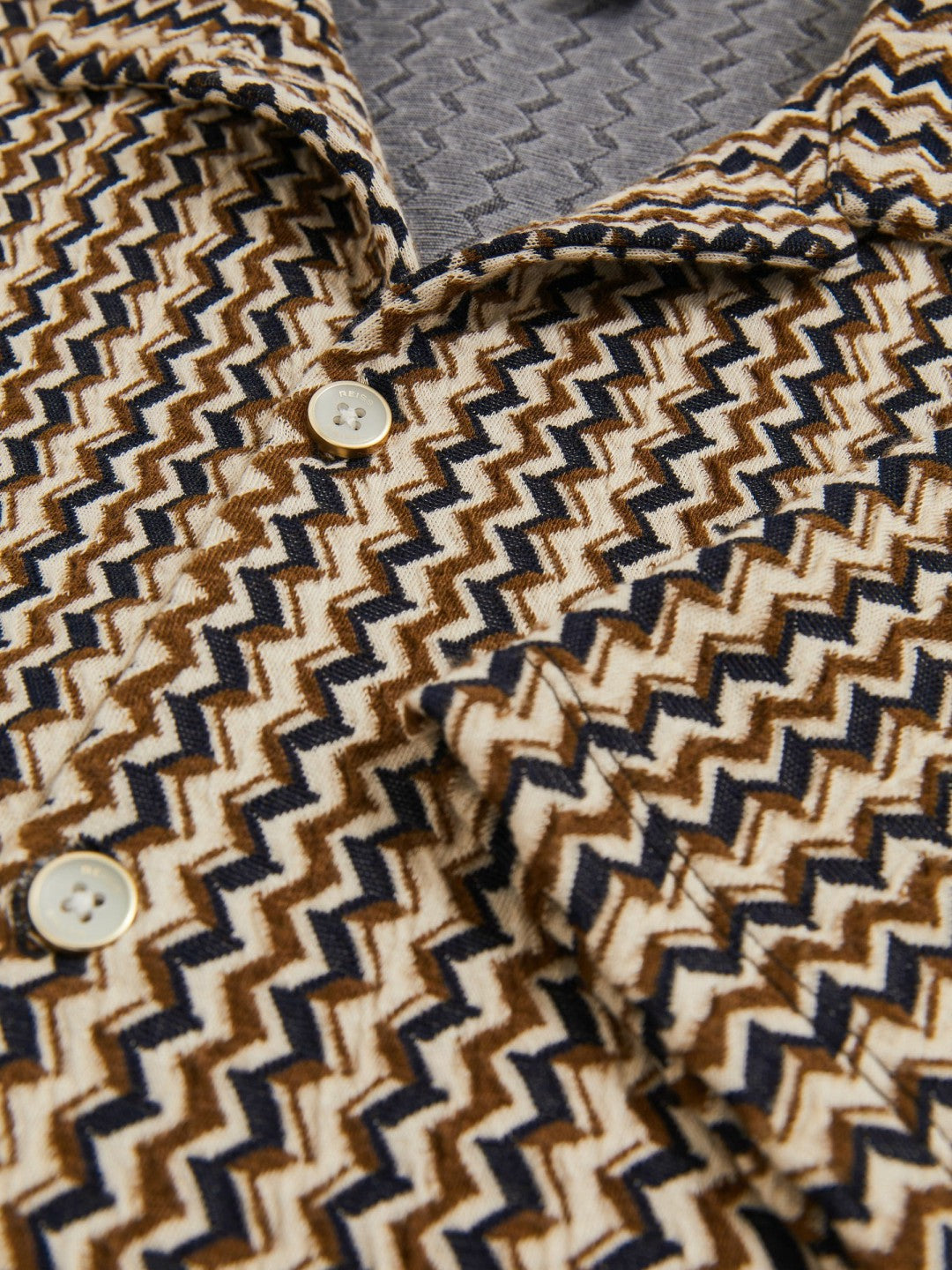 Men Zig-Zag Knit Cuban-Collar Shirt in Tobacco Brown
