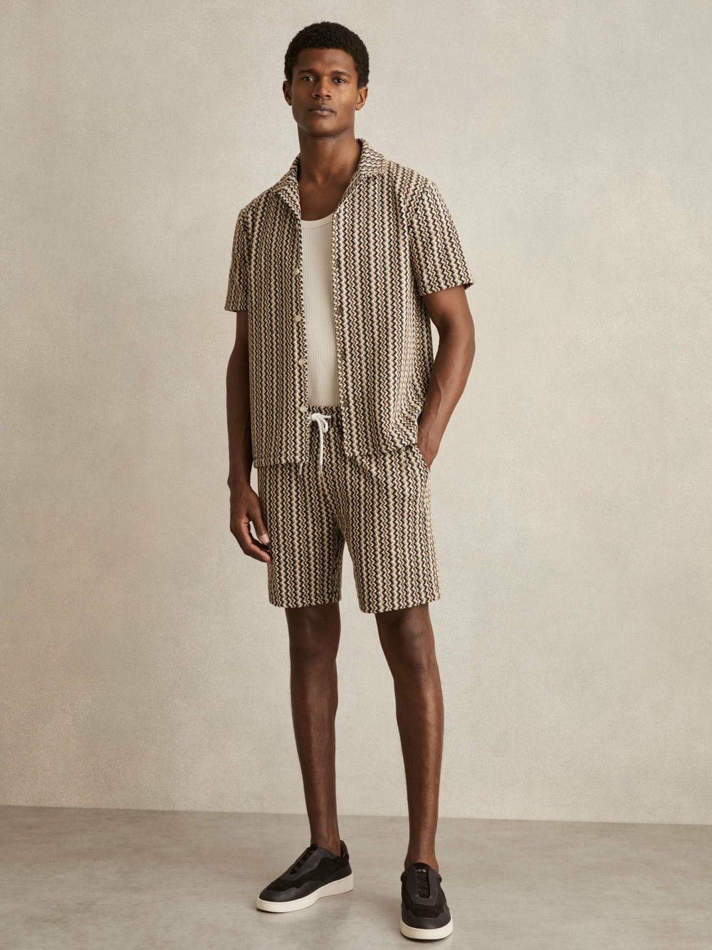 Men Zig-Zag Knit Drawstring Shorts in Tobacco Brown