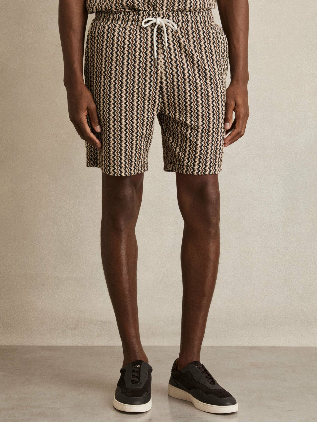 Men Zig-Zag Knit Drawstring Shorts in Tobacco Brown
