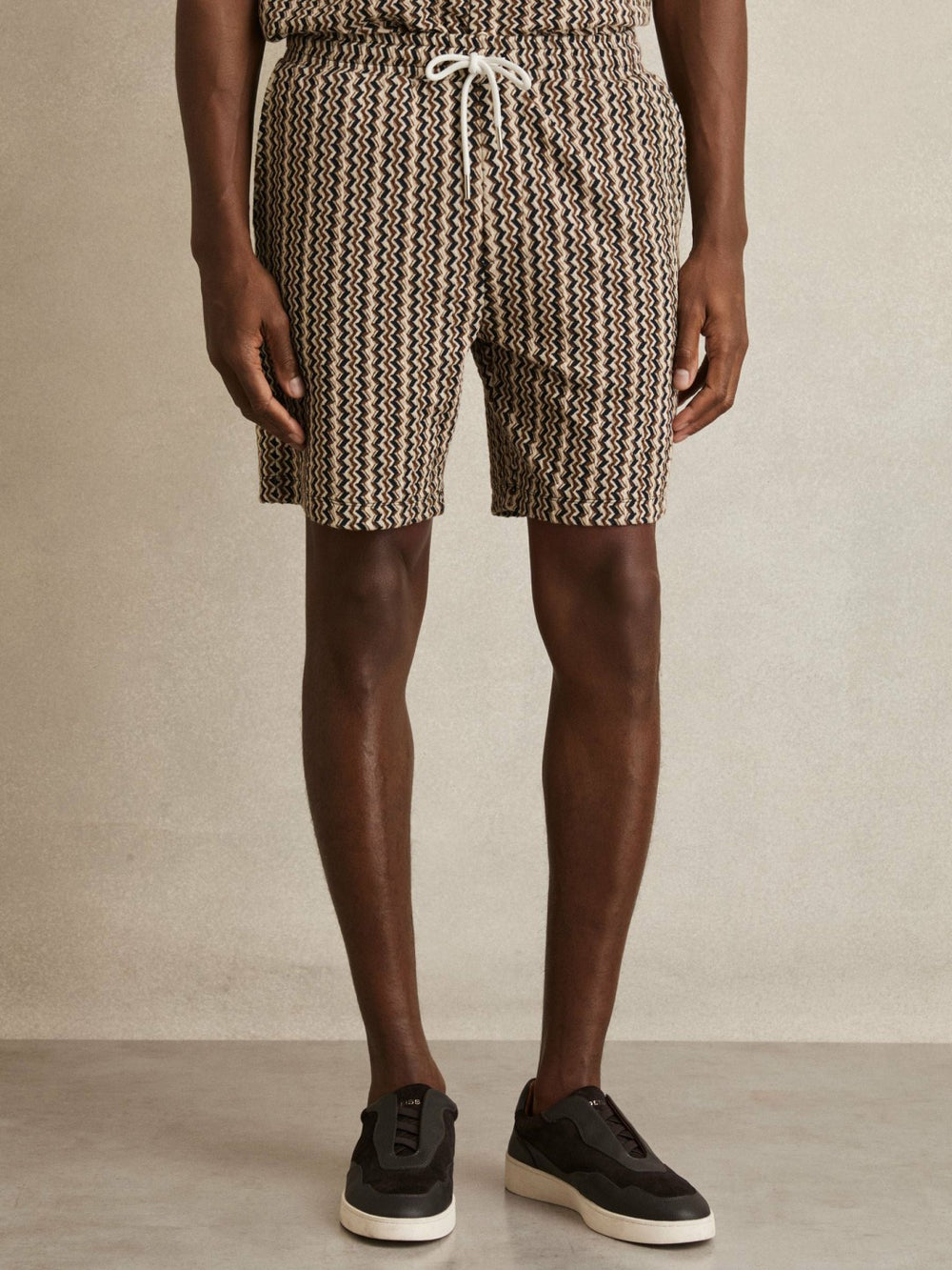 Men Zig-Zag Knit Drawstring Shorts in Tobacco Brown