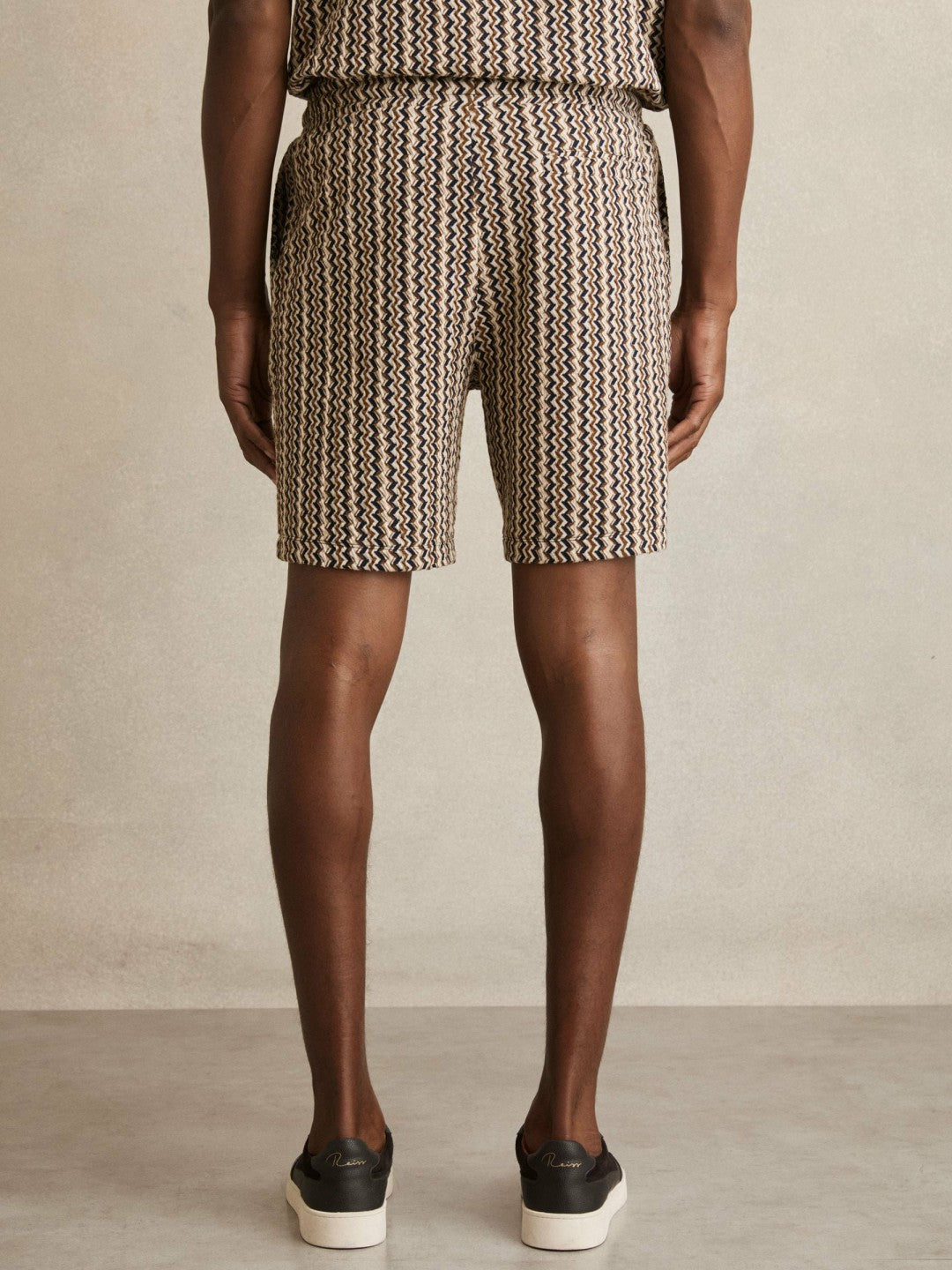 Men Zig-Zag Knit Drawstring Shorts in Tobacco Brown
