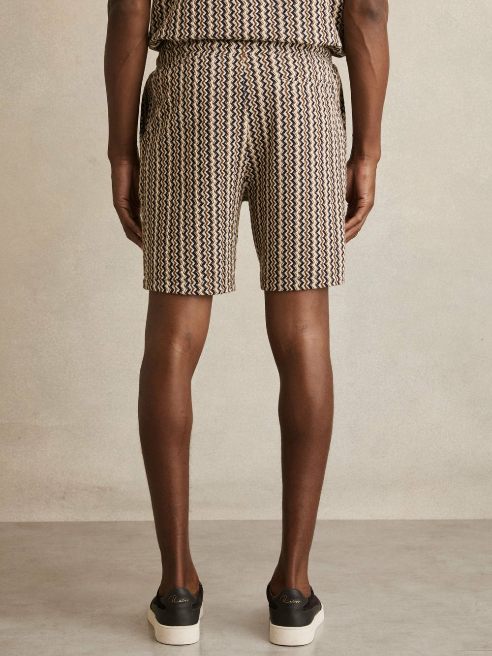 Men Zig-Zag Knit Drawstring Shorts in Tobacco Brown