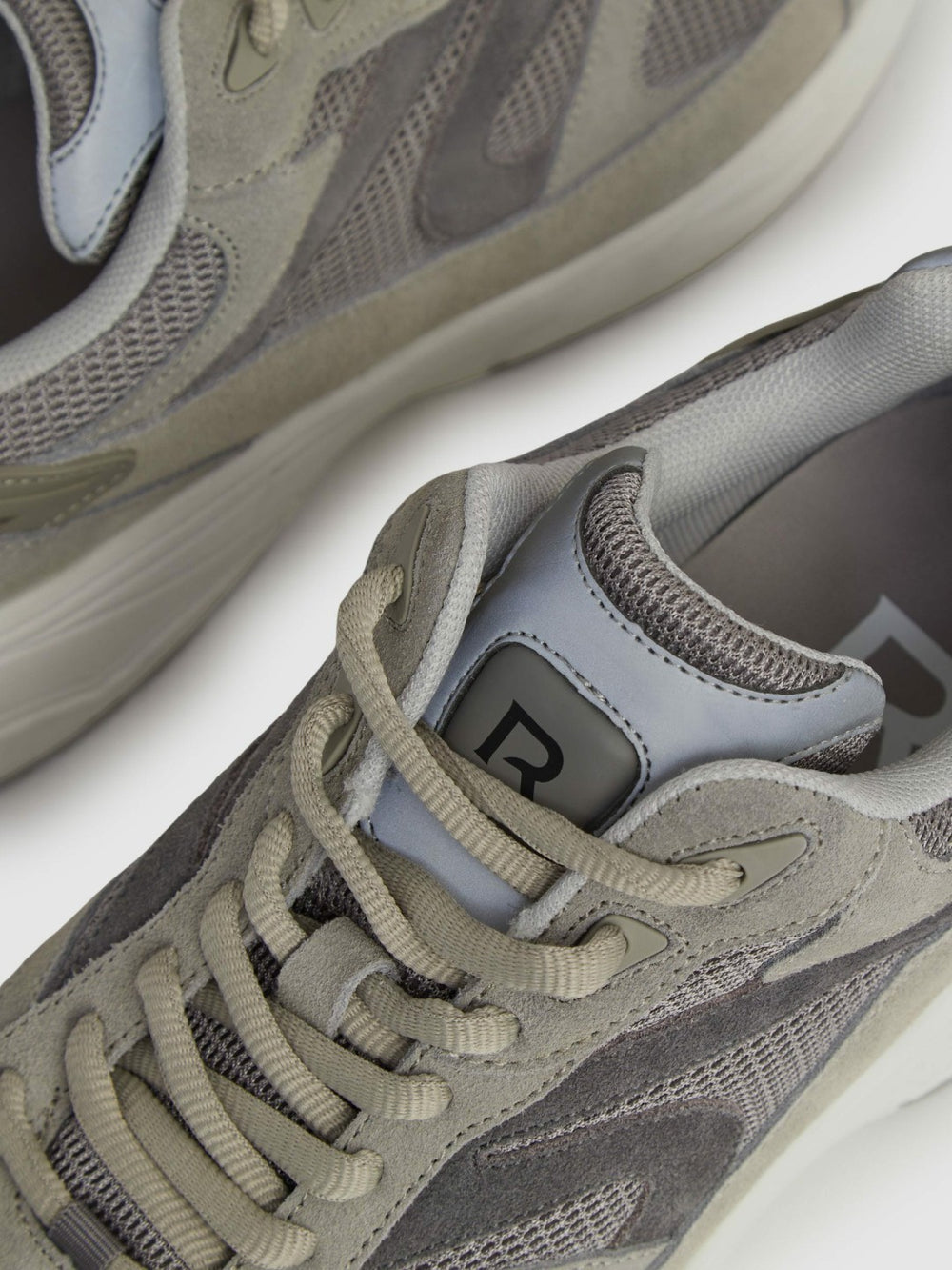 Men Panelled Running Trainers in Grey