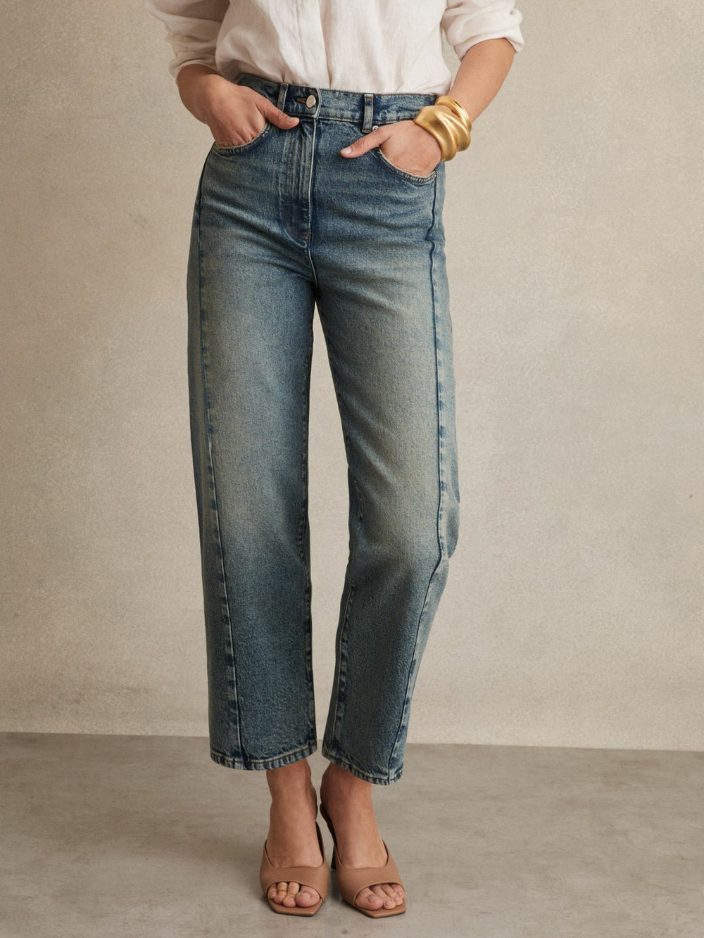 Women Petite Barrel-Leg Seam Jeans in Mid Blue