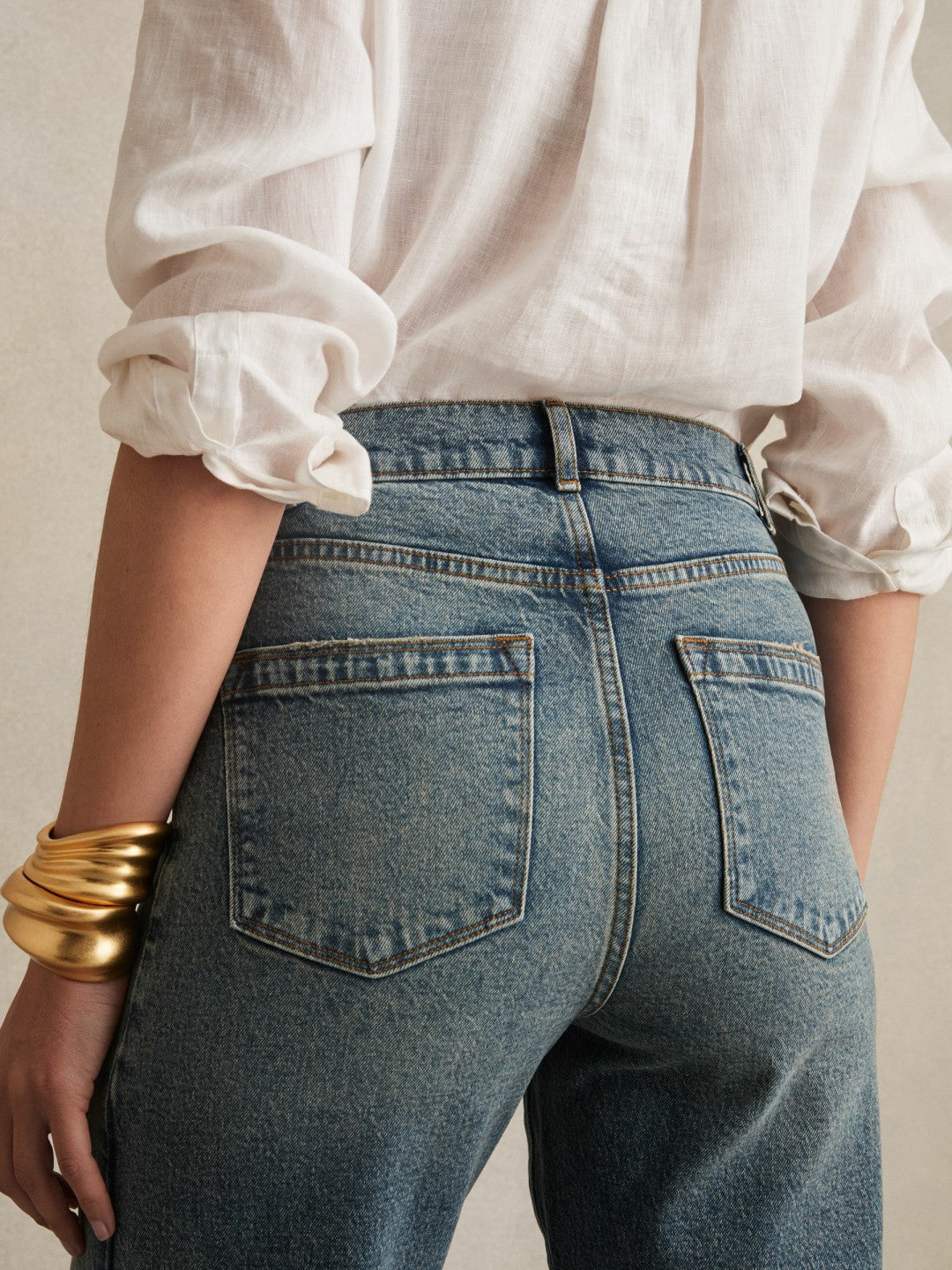 Women Petite Barrel-Leg Seam Jeans in Mid Blue