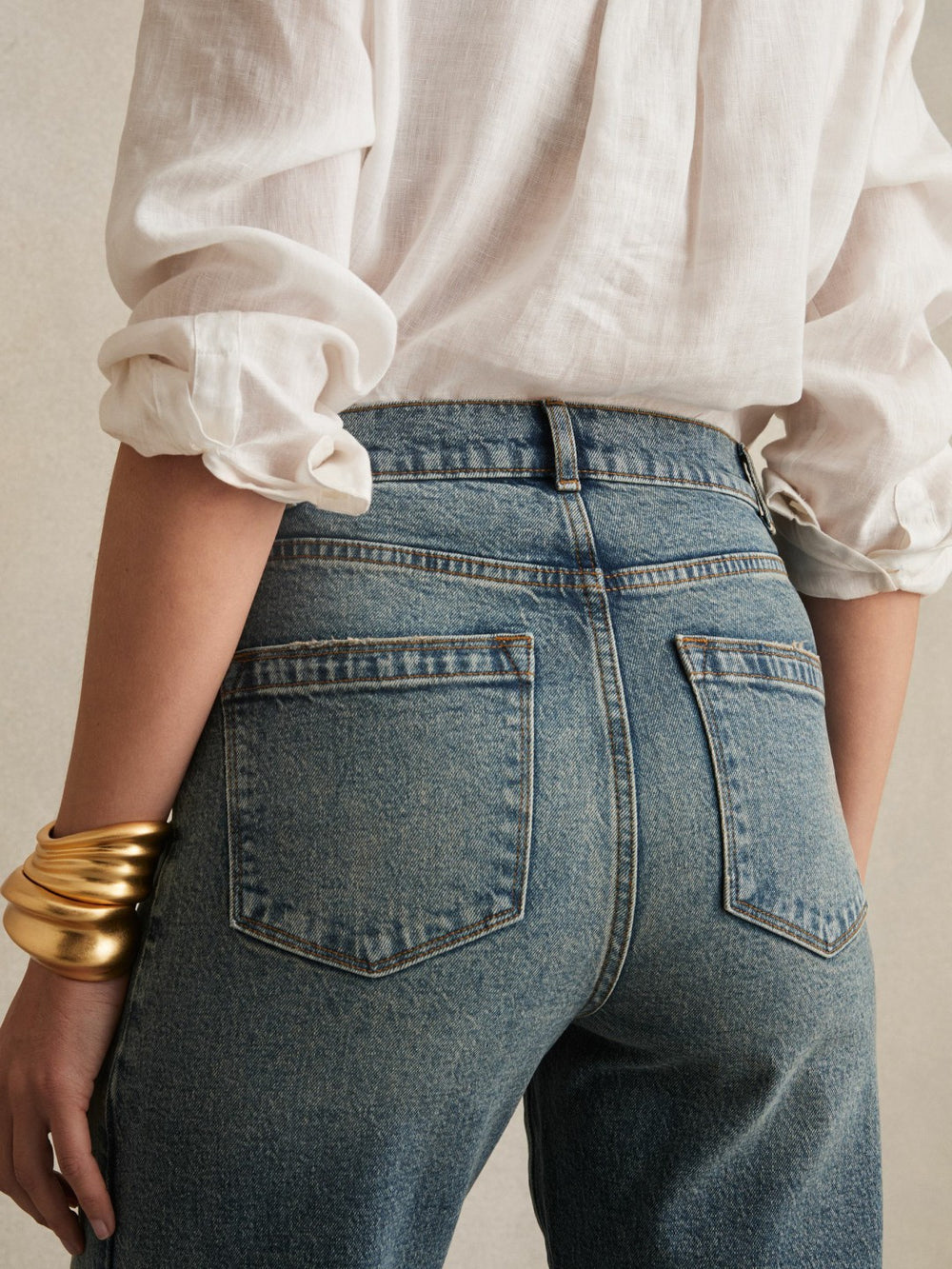 Women Petite Barrel-Leg Seam Jeans in Mid Blue