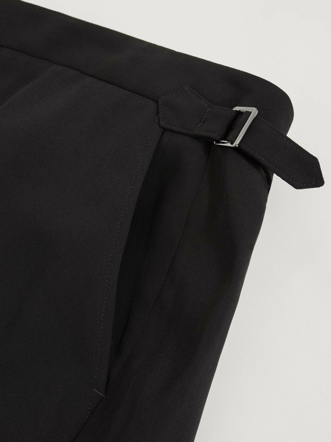 Men Side-Adjuster Tailored Shorts in Black