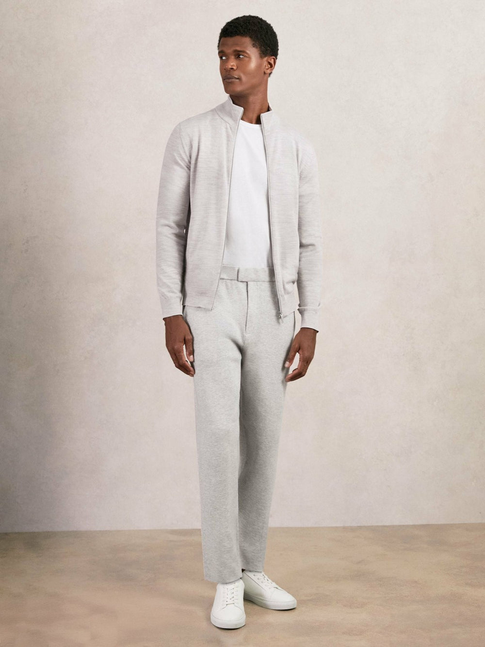 Men Tapered Knitted Trousers in Soft Grey