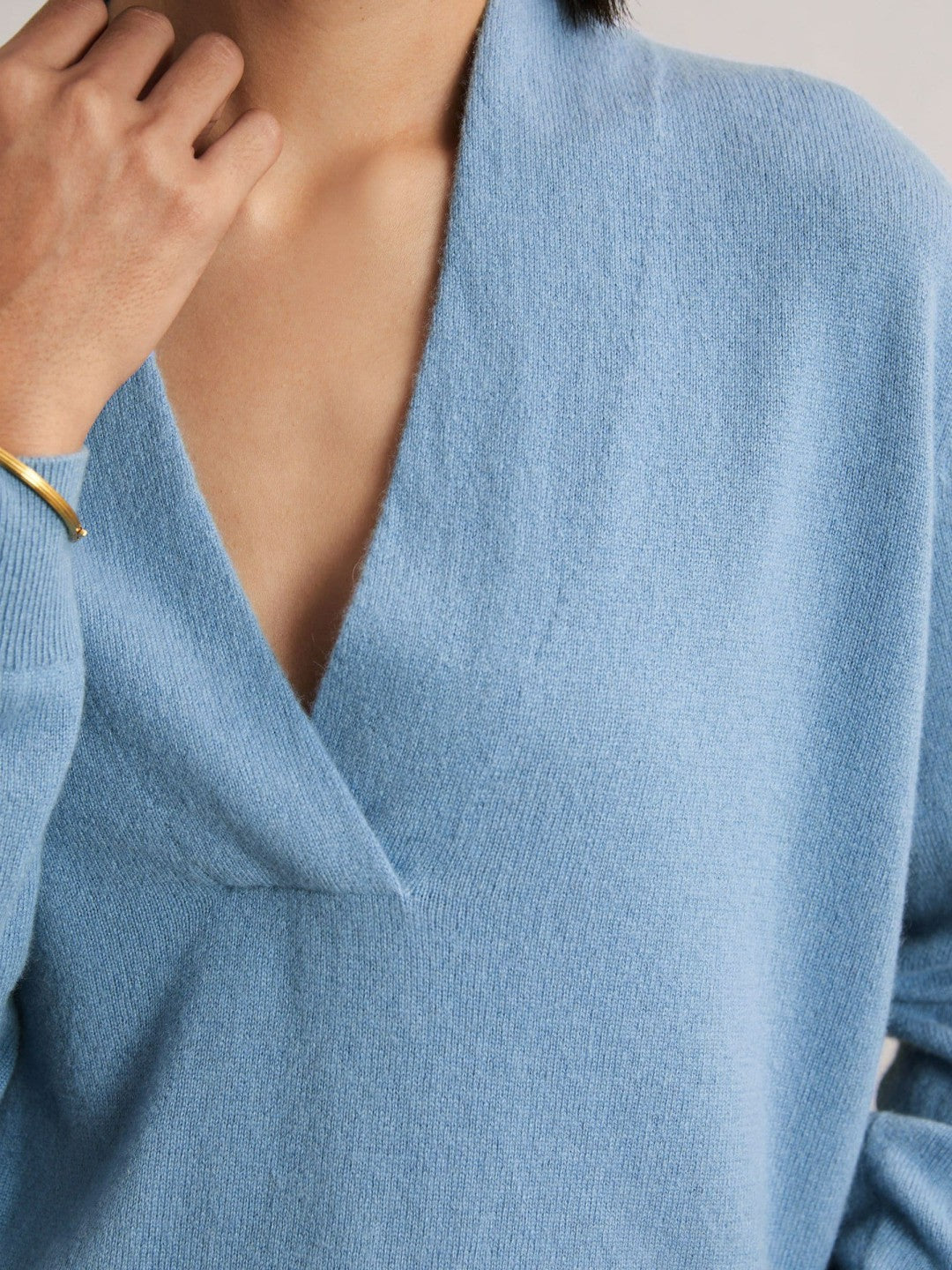 Women Cashmere V-Neck Jumper in Blue