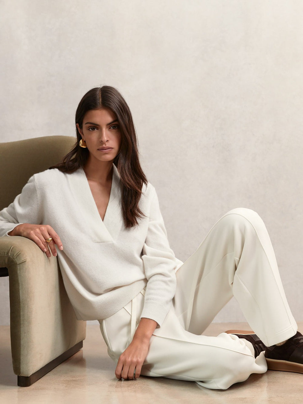 Women Cashmere V-Neck Jumper in Cream